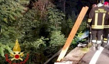 Montegrino Valtravaglia, auto precipita per dieci metri
