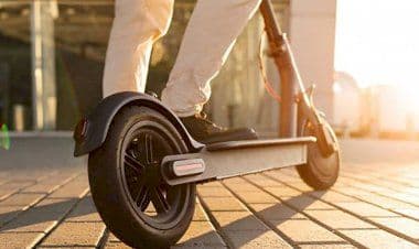 Micromobilità, beccato in strada a 100KM all’ora con un monopattino truccato. Il video della folle corsa diventa virale.