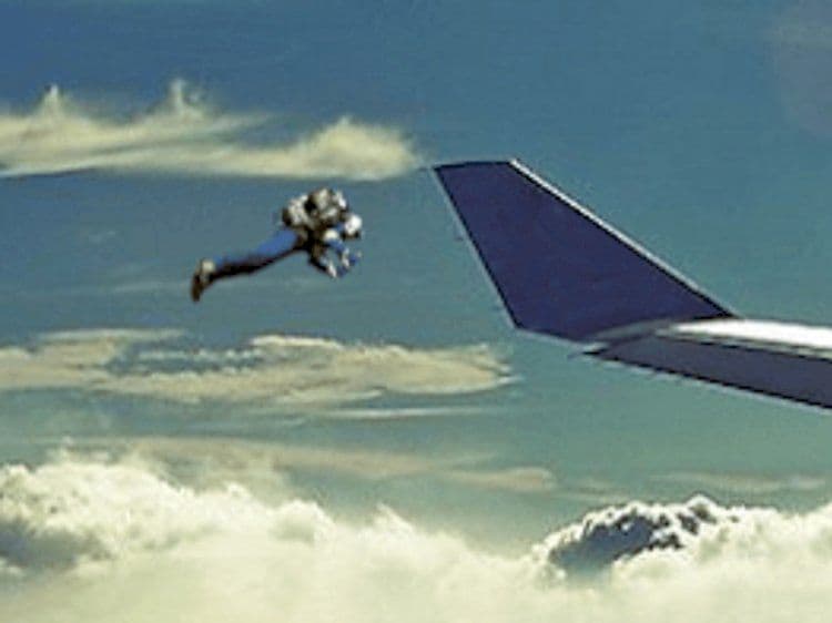 Un uomo sfiora due aerei di linea a oltre 915 metri di quota volando con uno jet-pack.