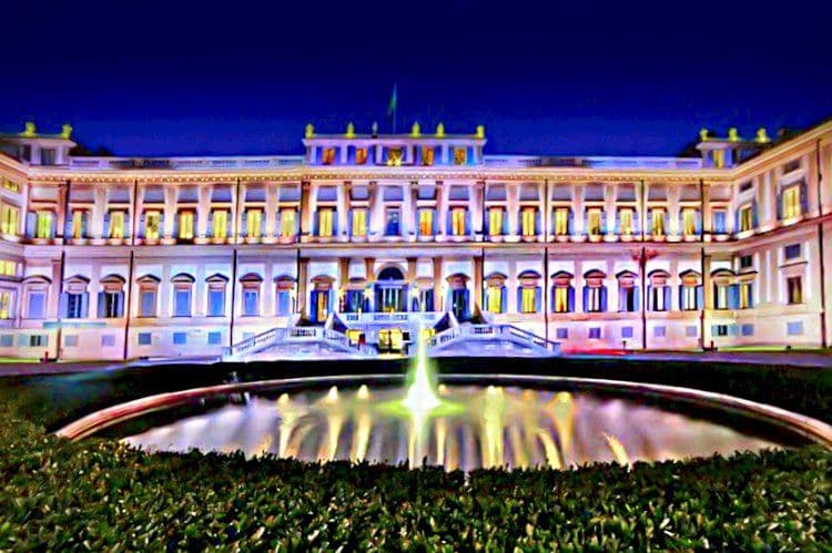 Monza - Villa Reale illuminata nella lotta contro i tumori infantili.