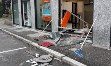 Parabiago: ladri maldestri rubano il bancomat e poi lo perdono per strada