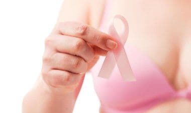 Due ore di baby sitter alle mamme per fare lo screening mammografico. L’iniziativa #​MomentoRosa​ per combattere il cancro al seno