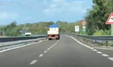Follia sulla strada statale 16 Adriatica Maglie-Lecce: camion a zig zag terrorizza gli automobilisti