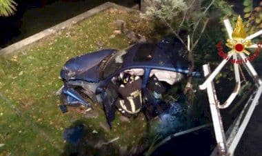 Brezzo di Bedero, auto precipita in giardino