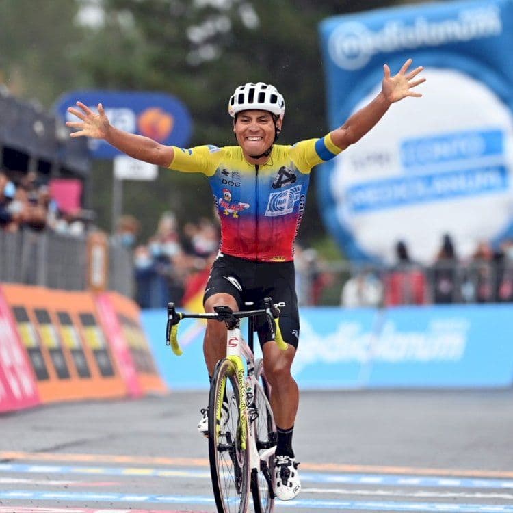 103° Giro d’Italia: sull’Etna vince Caicedo