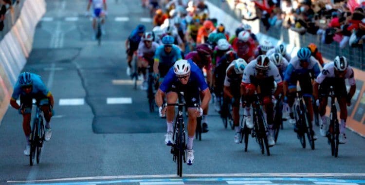 103° Giro d'Italia: sul traguardo di Brindisi trionfa ancora Arnaud Démare
