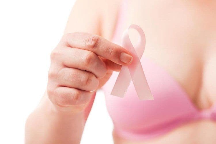 Due ore di baby sitter alle mamme per fare lo screening mammografico. L’iniziativa #​MomentoRosa​ per combattere il cancro al seno