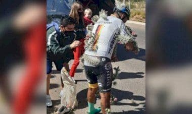 Cade con la bici e finisce in un campo di cactus e si rialza pieno di spine