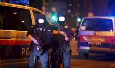 Attacco a Vienna.  Terroristi per strada esplodono raffiche di mitra, almeno 7 vittime