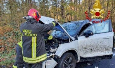 Taino, incidente con auto fuori strada