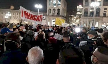 Milano, protesta contro il DPCM