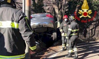 Varese: auto in bilico sul precipizio al Sacro Monte
