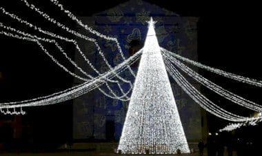 Gallarate: tre soliste del Coro Divertimento Vocale all’accensione dell’albero di Natale