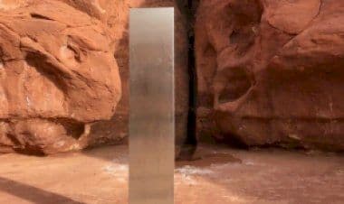 Il mistero del monolito di metallo spuntato fra le rocce del deserto dello Utah.