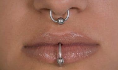 Cassazione penale: va condannato per lesioni il piercer per l’infezione che ha causato