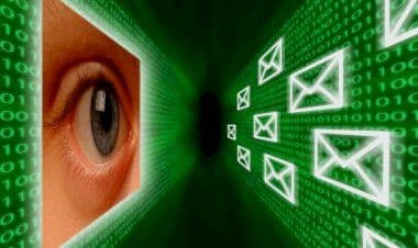 Acquisire le mail dei dipendenti dal pc aziendale è reato