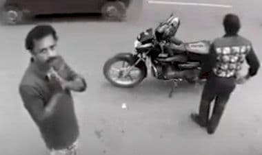 La polizia di Mumbai, in India, ha diffuso un video esilarante di un borseggiatore che restituisce il portafoglio