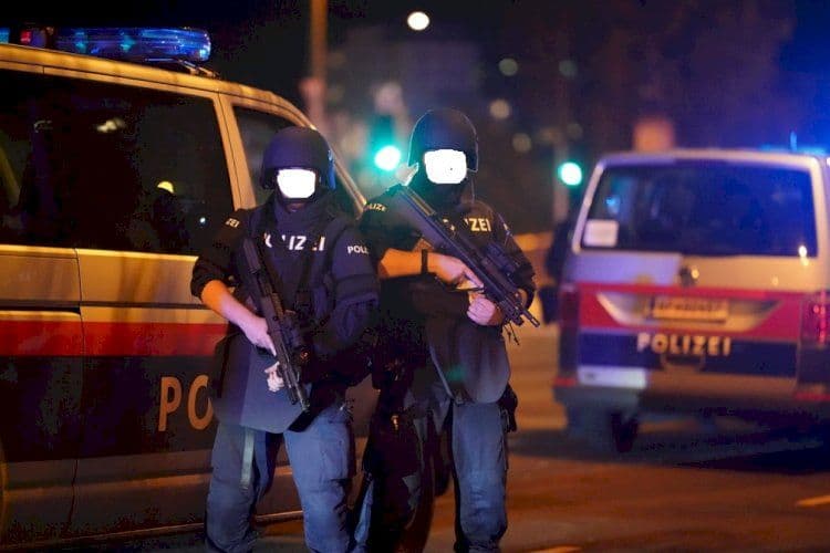 Attacco a Vienna.  Terroristi per strada esplodono raffiche di mitra, almeno 7 vittime