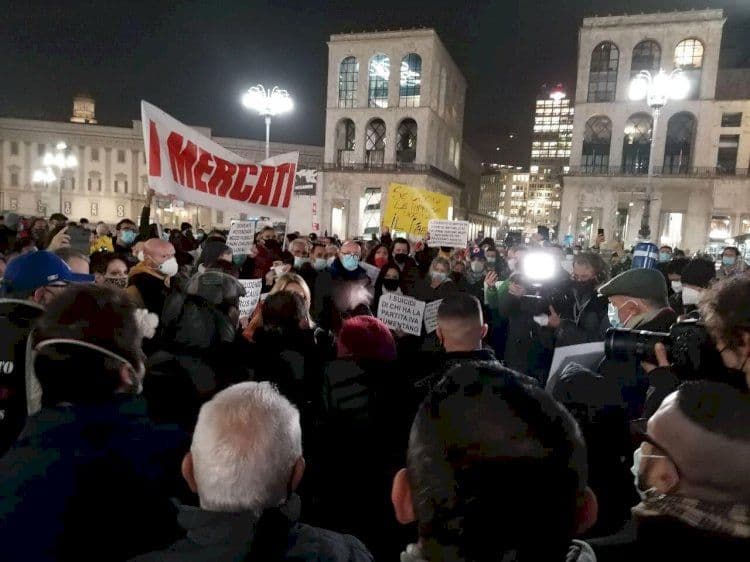 Milano, protesta contro il DPCM