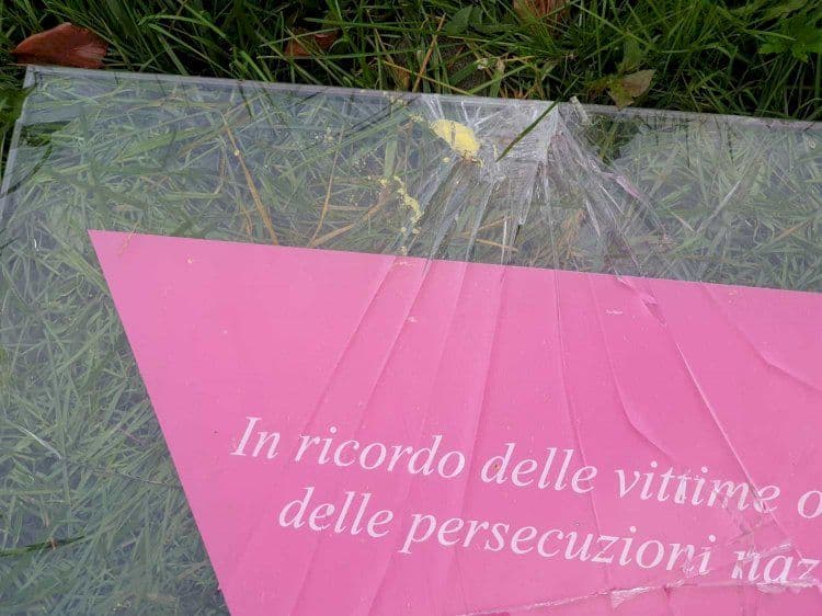 Varese. Vandalizzata la targa in memoria delle vittime omosessuali del nazifascismo