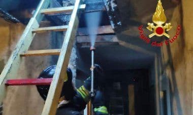 Venegono I., tetto in fiamme