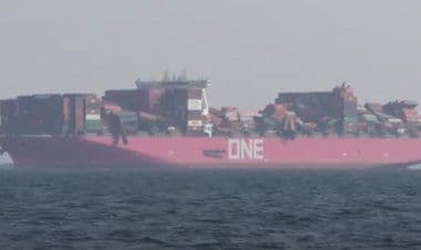 Nave cargo perde oltre 1900 container in mare, 60 carichi di merci pericolose – VIDEO