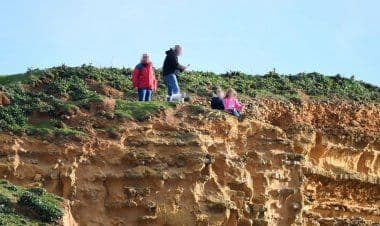 Pazzesco: scatti agghiaccianti, due bambini sul bordo di una scogliera