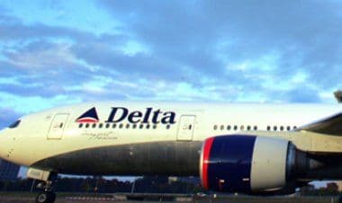 Due passeggeri e il loro cane fuggono da scivolo emergenza