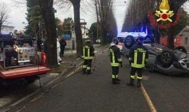 Tradate, auto fuori controllo si ribalta