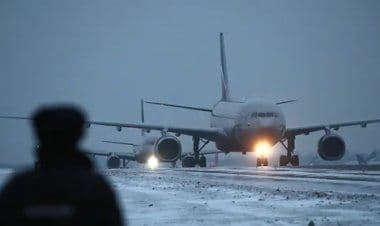 Mosca, aereo fallisce l'atterraggio e finisce fuoripista