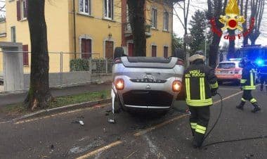 Vergiate, auto ribaltata