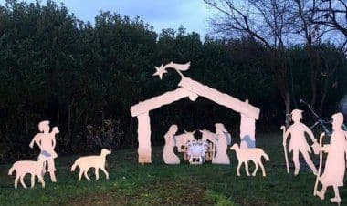 Olgiate Olona, auguri di buone feste davanti al presepe