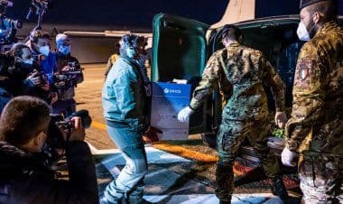 L’Esercito consegna a Milano i primi vaccini per il COVID19.