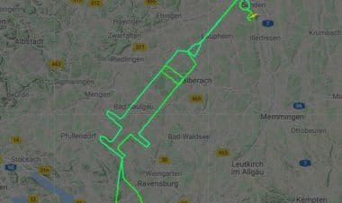 Il pilota disegna un gigantesco ago ipodermico nel cielo per celebrare l'arrivo del vaccino