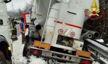 Mercallo, mezzo pesante fuori strada