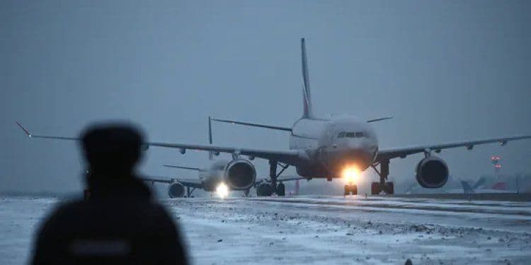 Mosca, aereo fallisce l'atterraggio e finisce fuoripista