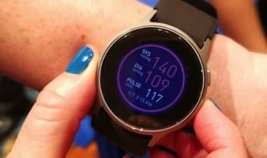 Boom di vendite dei misuratori di pressione e smartwatch