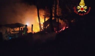 Arcisate, incendio a un capanno