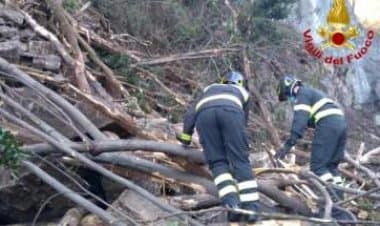 Maccagno, frana sulla provinciale