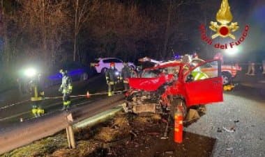 Orino, scontro auto contro autobus