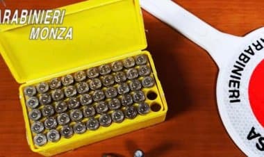 Bimbo si reca a scuola con dei proiettili e li esibisce come trofeo