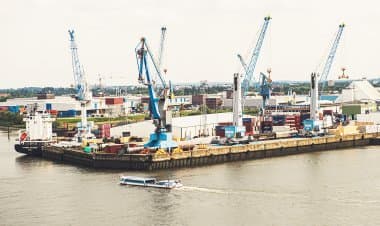 Sesto Calende(Va).La gru che solleva di piu'