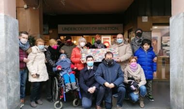 Sesto Calende, vetrine e persone, ricerca del dono per San Valentino.