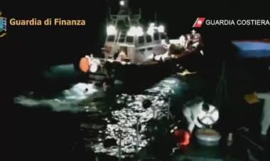 Naufragio di migranti in Italia: guardia costiera in cerca di dispersi.