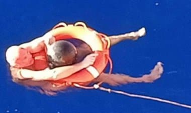 Cade in mare sopravvive 14 ore nell'Oceano Pacifico aggrappato ad una boa