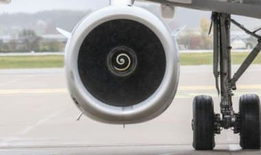 Atterraggio di emergenza di un Boeing 777 dopo un problema al motore.