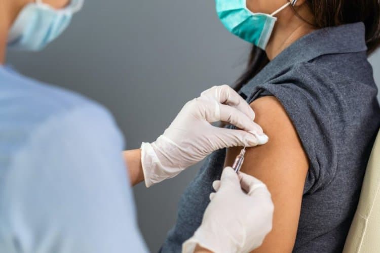 Vaccinazione Covid, campagna speciale per gli Over 60
