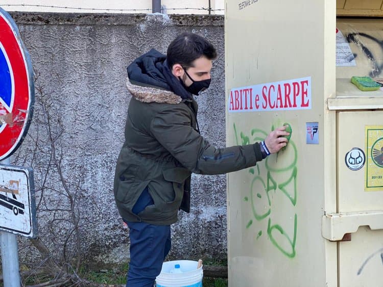 Varese, i giovani leghisti ripuliscono i graffiti in città