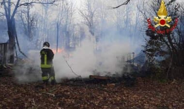 Cardano, deposito di legna  in fiamme