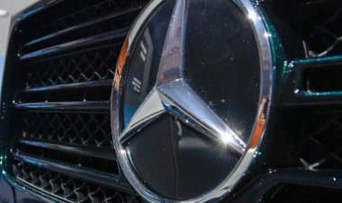 Mercedes a rischio incendio: richiamate 264.000 auto